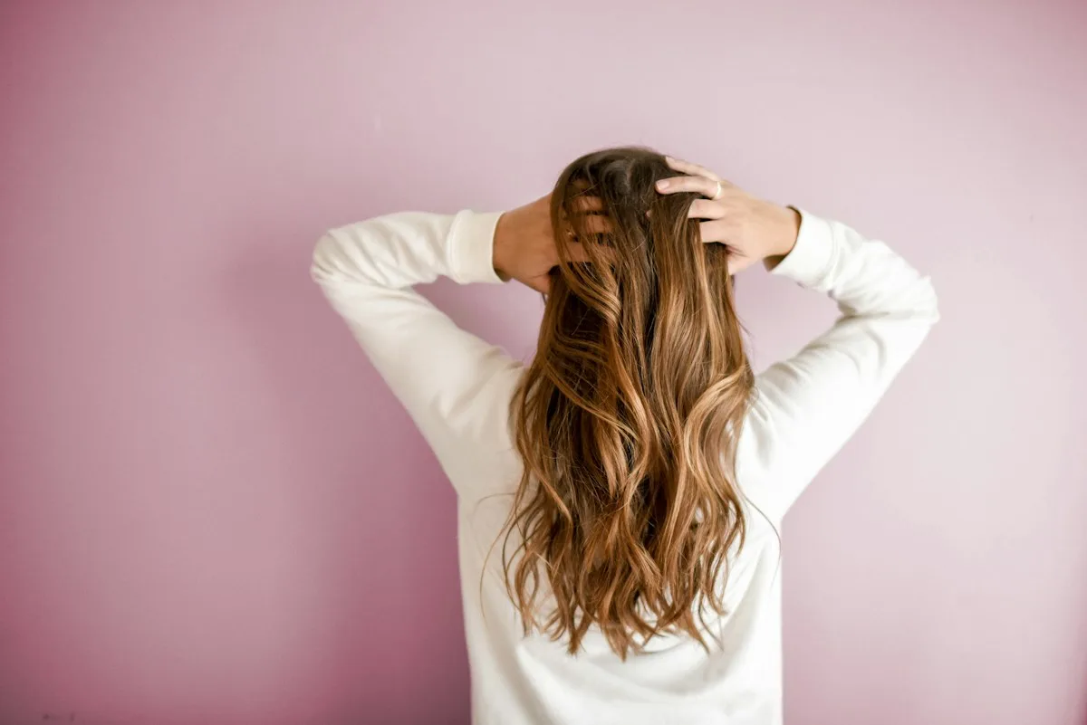 Inspiração editorial: cabelo comprido com ondas e reflexos quentes
